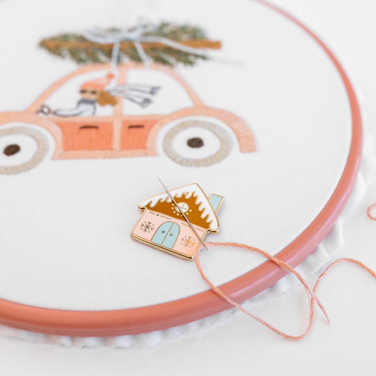 Gingerbread House Magnetic Needle Minder